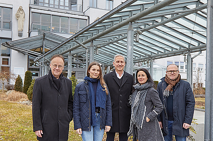 Sie wollen die dermatologische Versorgung in Passau stärken (von links): OB-Kandidat Urban Mangold und die Stadtratskandidatinnen und -kandidaten Johanna Seitz, Dr. Rudolf Ostermaier, Ronja Zöls-Biber und Paul Kastner, der auch Mitglied im Werkausschuss Klinikum ist. Foto: Josef Lang.