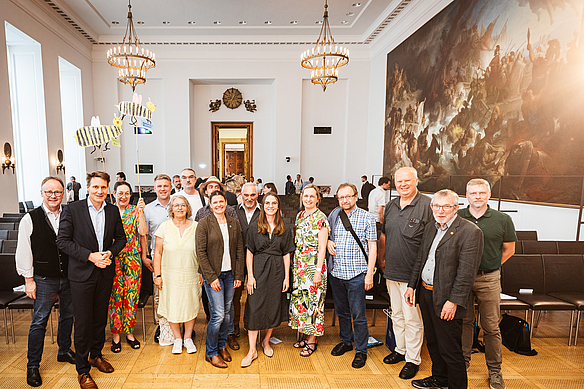 Agnes Becker (Mitte) und Co-Landesvorsitzender Tobias Ruff (4.v.l.) mit der ÖDP-Delegation nach der Jubiläumsveranstaltung im Senatssaal, darunter aus Niederbayern Bezirksrat Urban Mangold (links), stellvertretende Landrätin Martha Altweck-Glöbl (5.v.l.), der ehemalige Landesvorsitzende Bernhard Suttner (2.v.r.) und Bezirksvorstandsmitglied Jörn Rüther (rechts). Außerdem auf dem Bild: Tristan Billmann, Dr. Manfred Link, Emilia Kirner, Charlotte Schmid, Helmut Scheel und der ehemalige Landesvorsitzende Klaus Mrasek. Landtagsvizepräsident Ludwig Hartmann (2.v.l.) eröffnete die Podiumsdiskussion, an der auch Ministerin Michaela Kaniber und Minister Thorsten Glauber teilnahmen. Foto: Andreas Gregor.