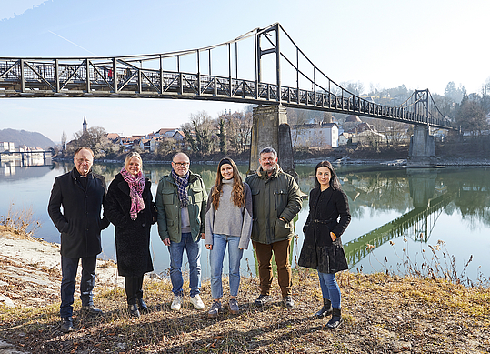 Beim Ortstermin am Fünferlsteg (von lUrban Mangold, Dr. Eva Gerstl und Paul Kastner, Johanna Seitz, Michael Schöffberger, Ronja Zöls-Biber